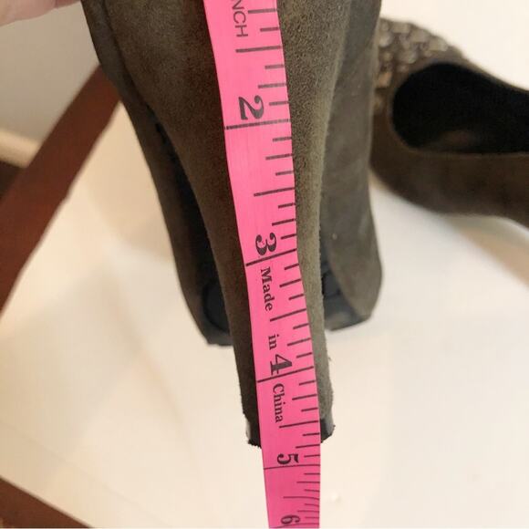 BCBG Grey Suede Pumps Silver Studs High Heels Leather Designer Retro 9.5 NWOT - Picture 12 of 14